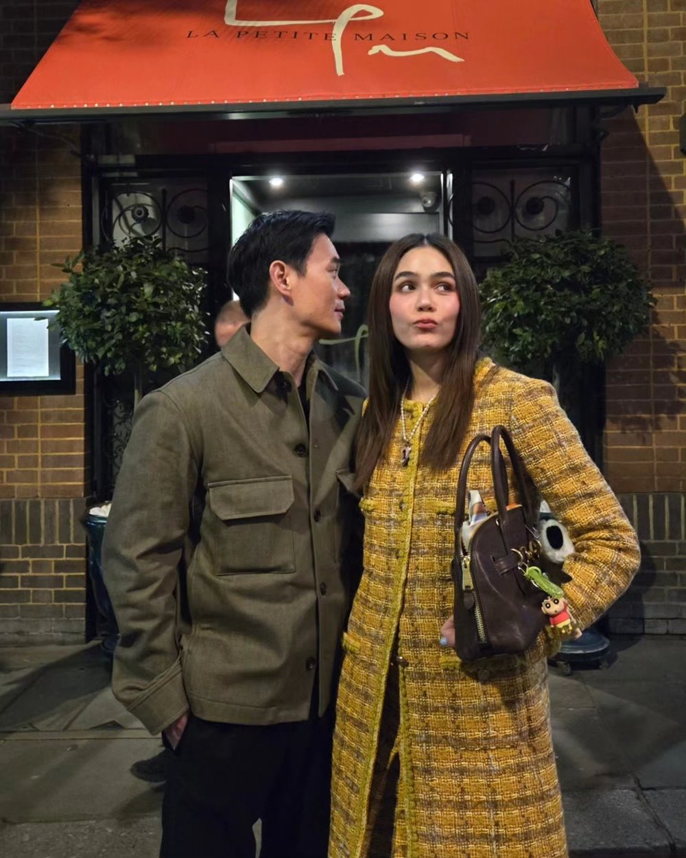 ชมพู่ อารยา น็อต วิศรุต หนีลูก ๆ ไปดินเนอร์เดตสุดหวาน ในทริปลอนดอน