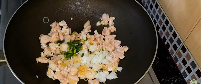 สปาเกตตีซอสต้มข่าไก่
