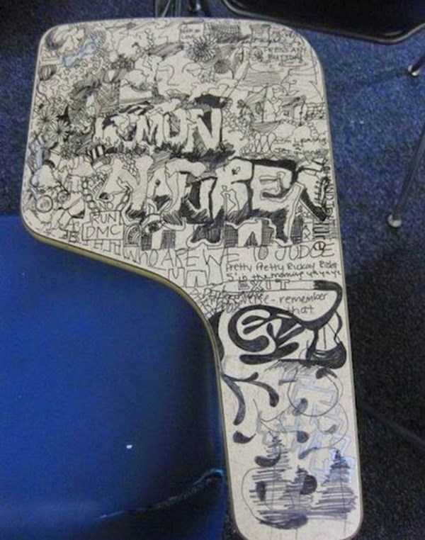 ศิลปะบนโต๊ะเรียน