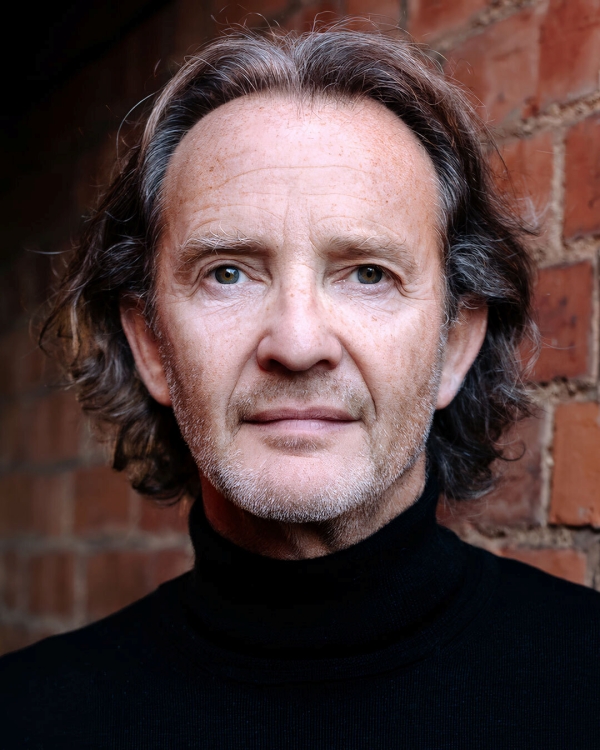 แอนตัน เลสเซอร์ (Anton Lesser) ในบท การ์ริค โอลลิแวนเดอร์ นักแสดงสมทบ ซีรีส์ Harry Potter
