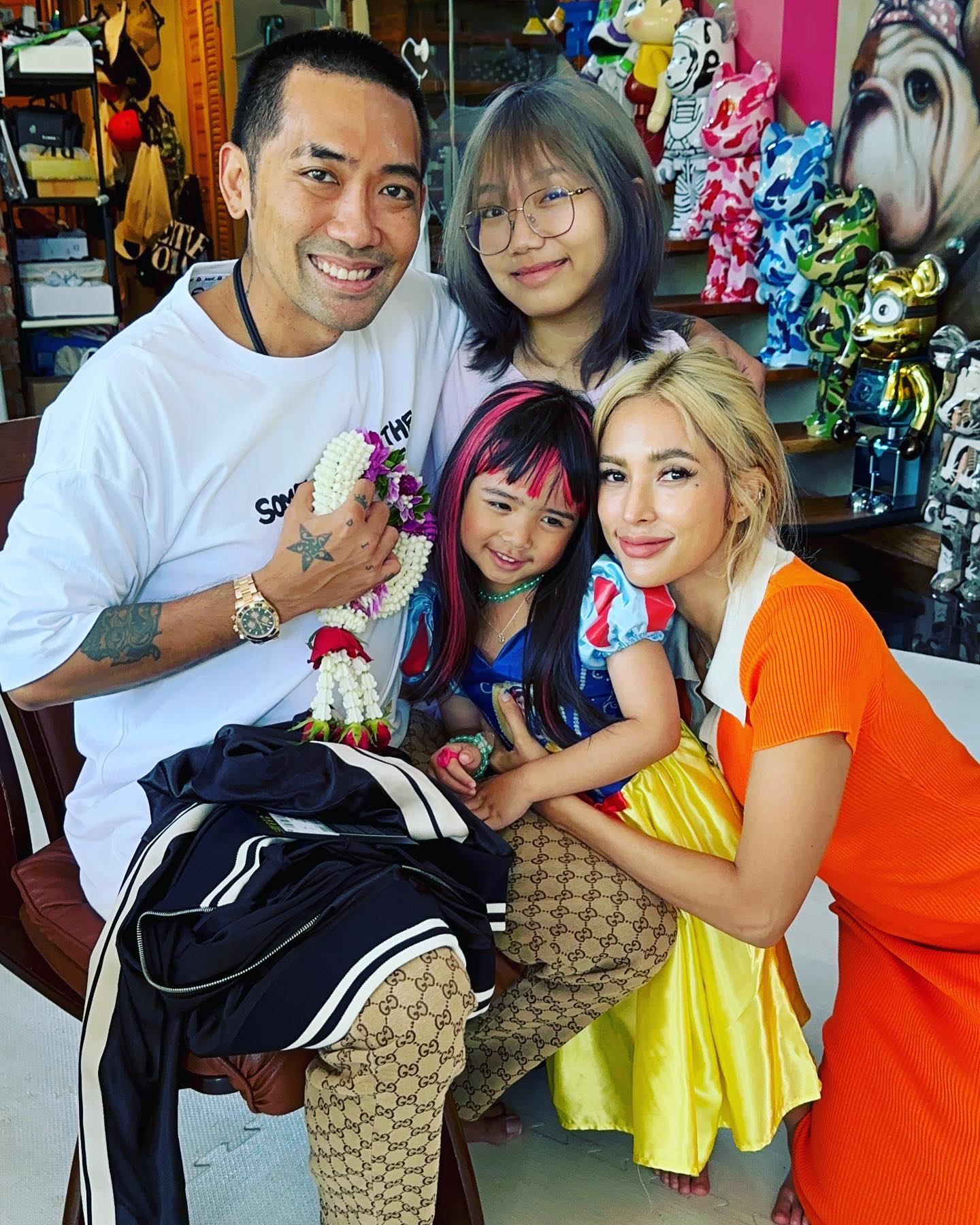  บอล กฤษณะ อุ้ม ลักขณา 