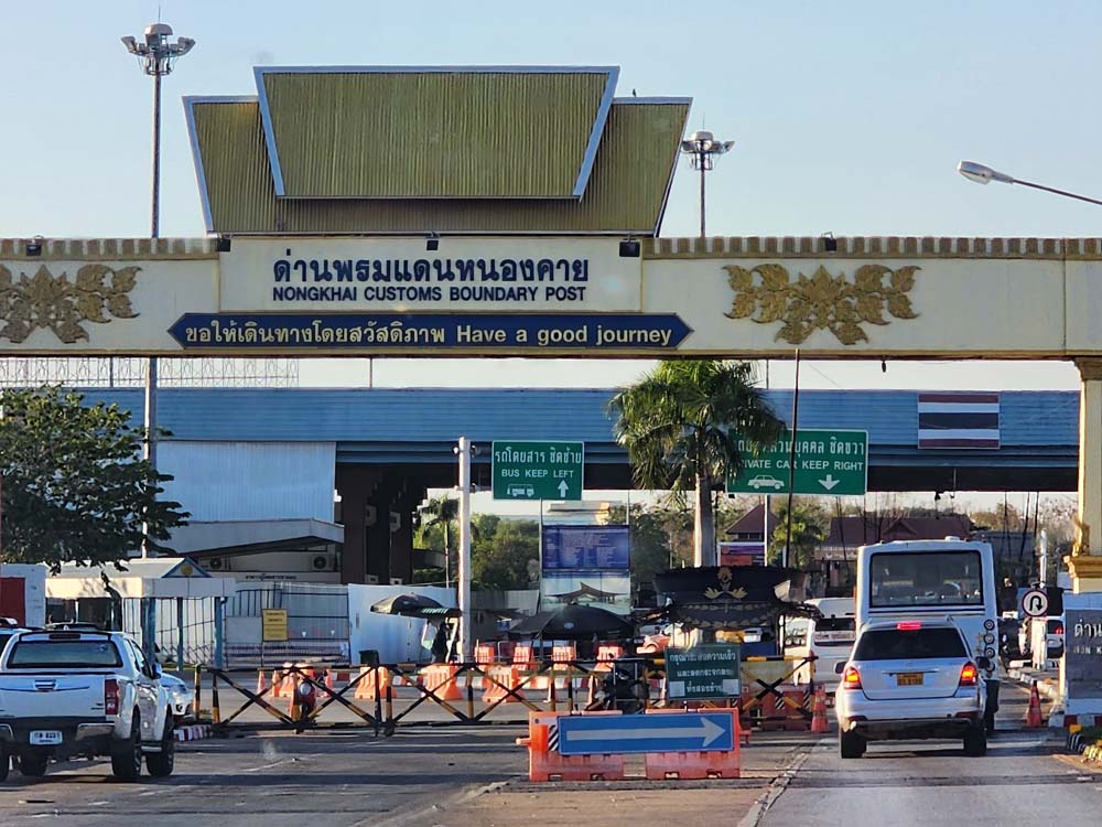 วิธีเดินทางไปลาว