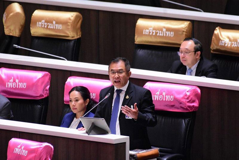 ส.ส.เพื่อไทย กรีดแขนตัวเอง