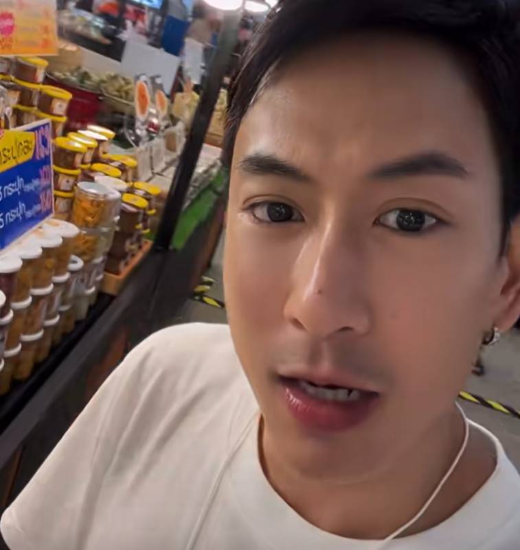 อดีตนักร้องดังยืนต้อนรับลูกค้า