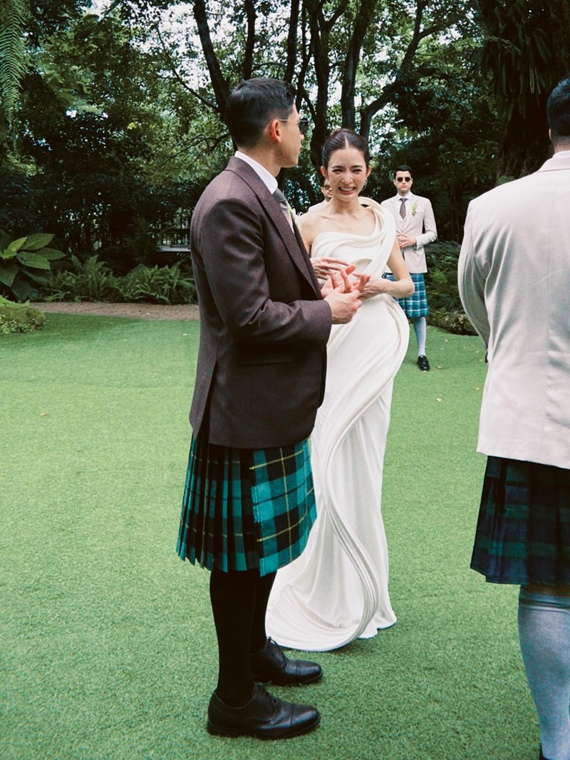 ชาวเน็ตหลุดโฟกัสชุด พาย สุนิษฐ์ ทำไมใส่กระโปรง ในงานแต่งกับ มายด์ ลภัสลัล