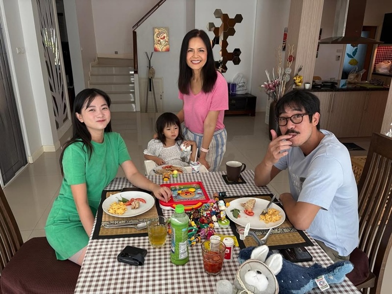 ภาพคุณย่าแหม่ม พลอยไพลิน แม่ของ เวียร์ ศุกลวัฒน์ วิกกี้ พีมนต์ญา และน้องวิริน