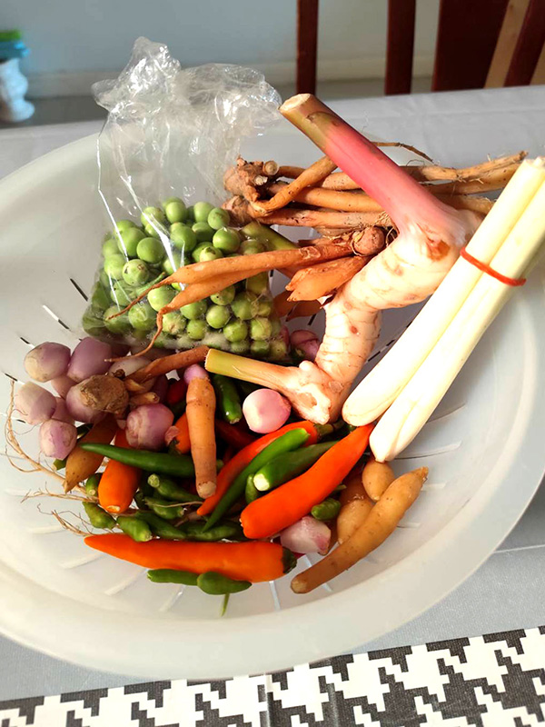 แกงเขียวหวานฟักใส่ไก่และตีนไก่ แกงเขียวหวาน แกงกะทิ อาหารไทย สูตรอาหาร