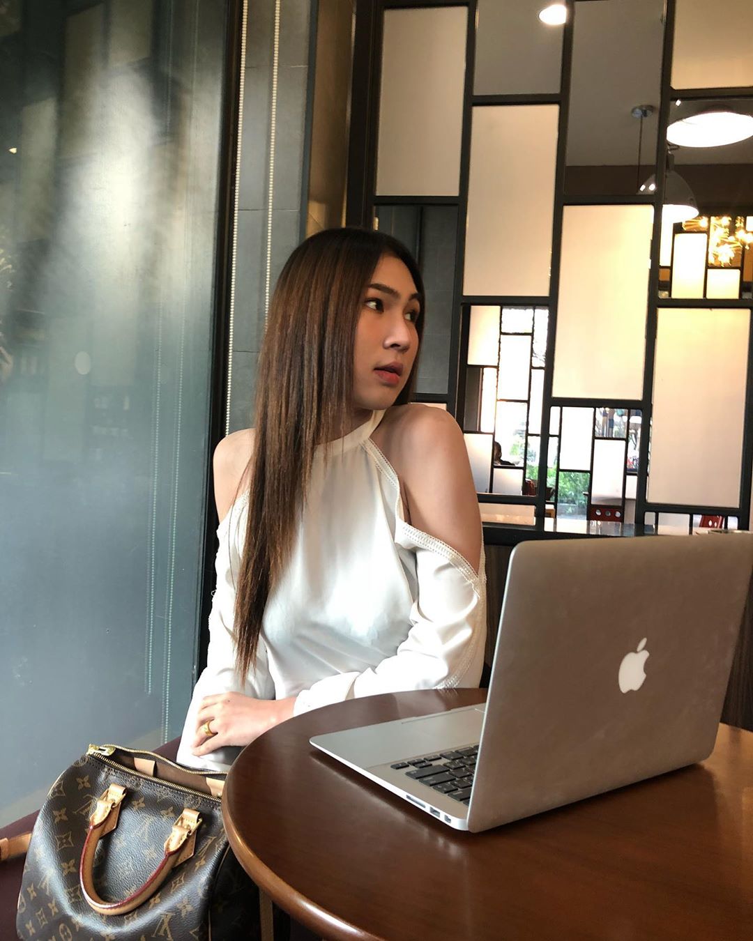 อั้มอึ้ง