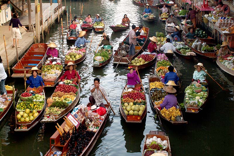 พ่อค้าแม่ค้าและบรรยากาศที่ตลาดน้ำดำเนินสะดวก ราชบุรี
