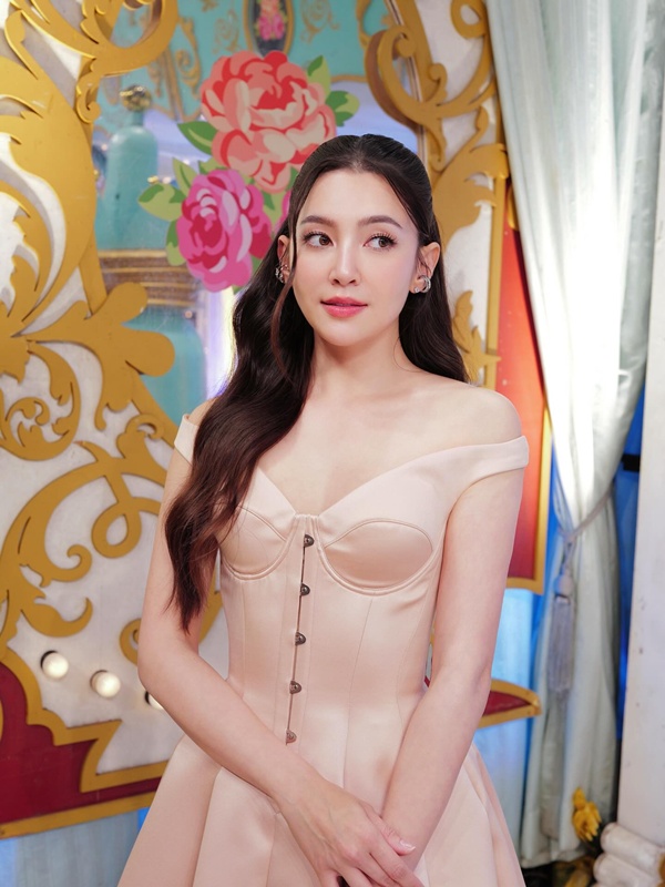 เบลล่า ราณี แจงดราม่าถูกชาวเน็ตติง ทำไมต้องมีคนกางร่มให้