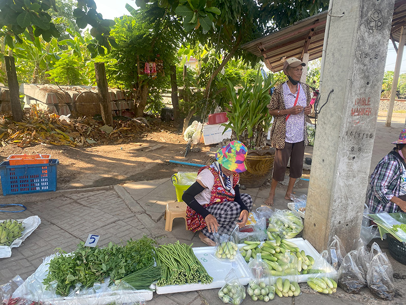 บรรยากาศตลาดริมทางรถไฟกบินทร์บุรี