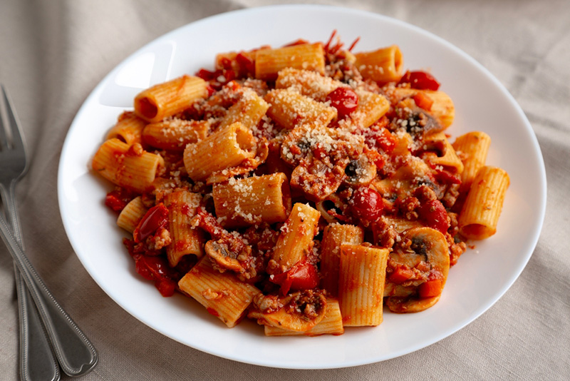 ริกาโตนีซอสมะเขือเทศและไส้กรอก เมนูเส้นพาสต้า เมนูอาหารต่างประเทศ สูตรอาหาร