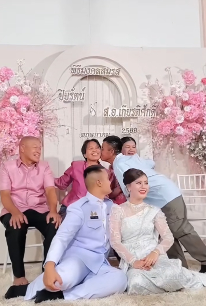 เจ้าบ่าวหอมแก้มเจ้าสาว