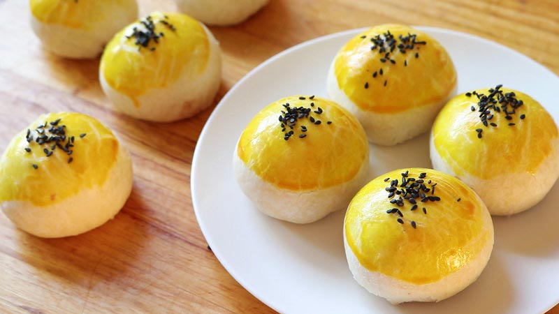 ขนมเปี๊ยะไส้ถั่วแดงไข่เค็ม