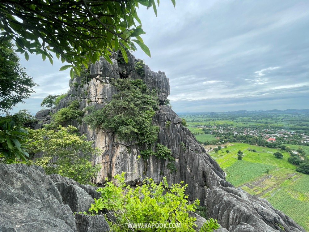 จุดชมวิวที่สามารถมองเห็นภูเขาหินแกรนิตและทุ่งนาด้านล่าง