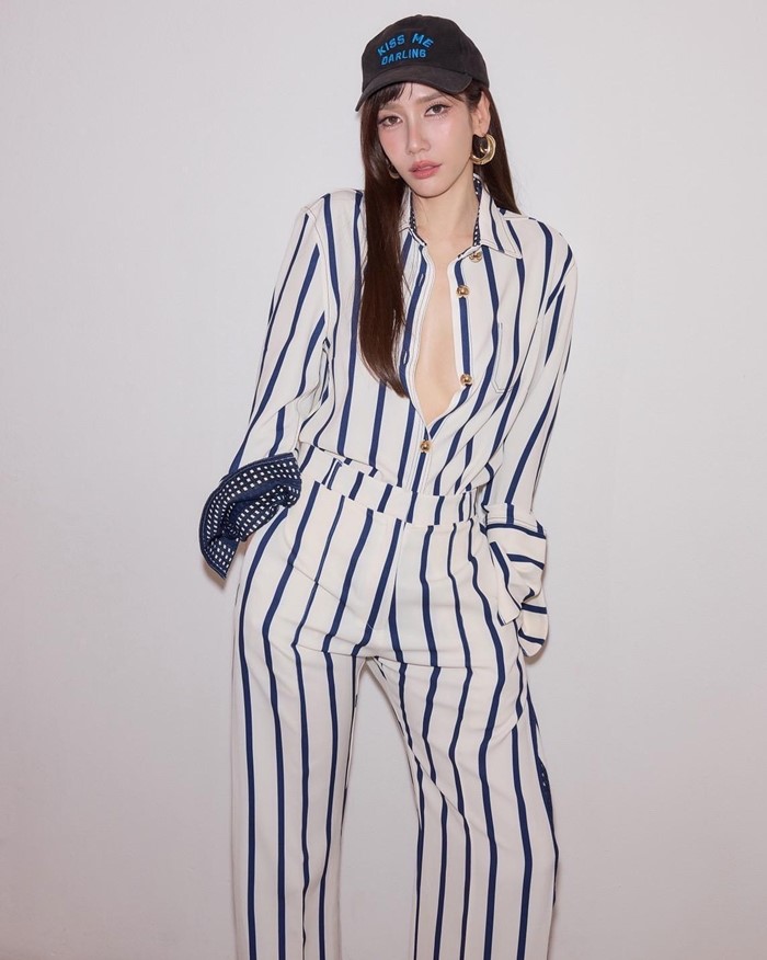 อั้ม พัชราภา อวดลุคชิล ๆ แต่แซ่บไม่ธรรมดา แหวกอกลึกพาใจสั่น