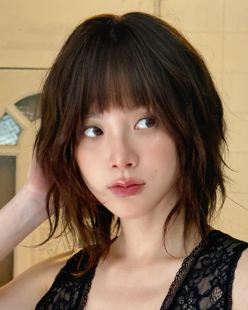 ใบเฟิร์น พิมพ์ชนก กับทรงผมสั้นดีเทลเก๋ มาส่องกันเถอะว่าเป็นทรงอะไร