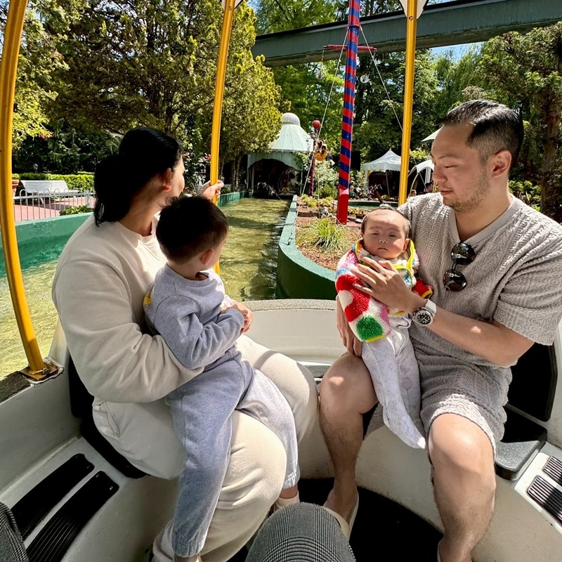 เซบาสเตียน ลี พาลูก ๆ เที่ยวสวนสนุกที่เยอรมนี