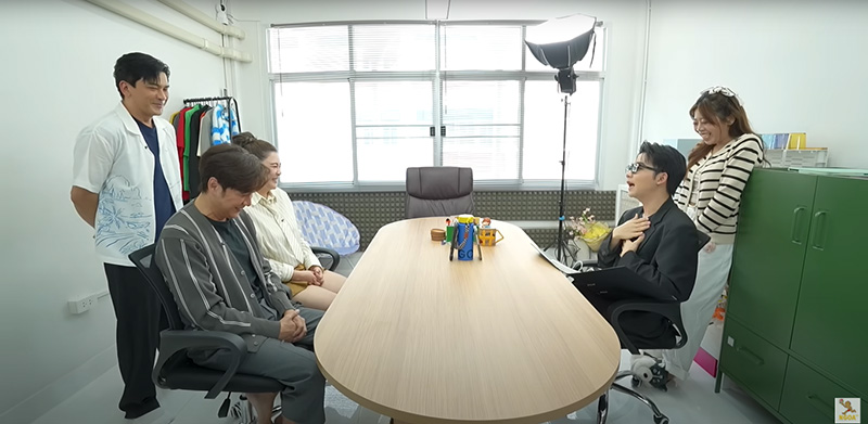 ตีท้ายครัวบุกออฟฟิศคู่หูอินฟลูฯ มอส-มาย