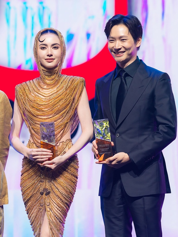 ใหม่ ดาวิกา ชุดสีทองสวยจึ้งดุจนางพญา