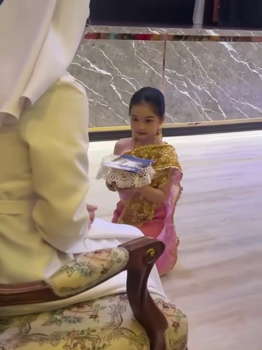 น้องวีจิ ลูกสาว หนุ่ม ศรราม แต่งชุดไทย สวยออร่า