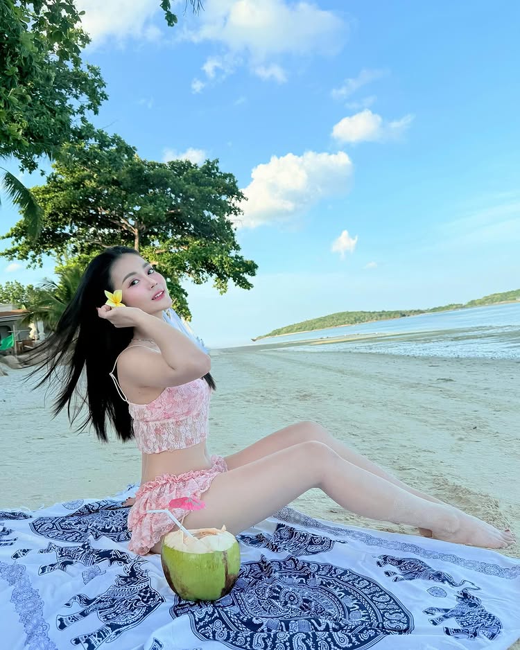 ลำไย ไหทองคำ แจกความสดใส นุ่งสั้นแชะภาพริมหาด อื้อหือ... ขาวสว่างวาบ