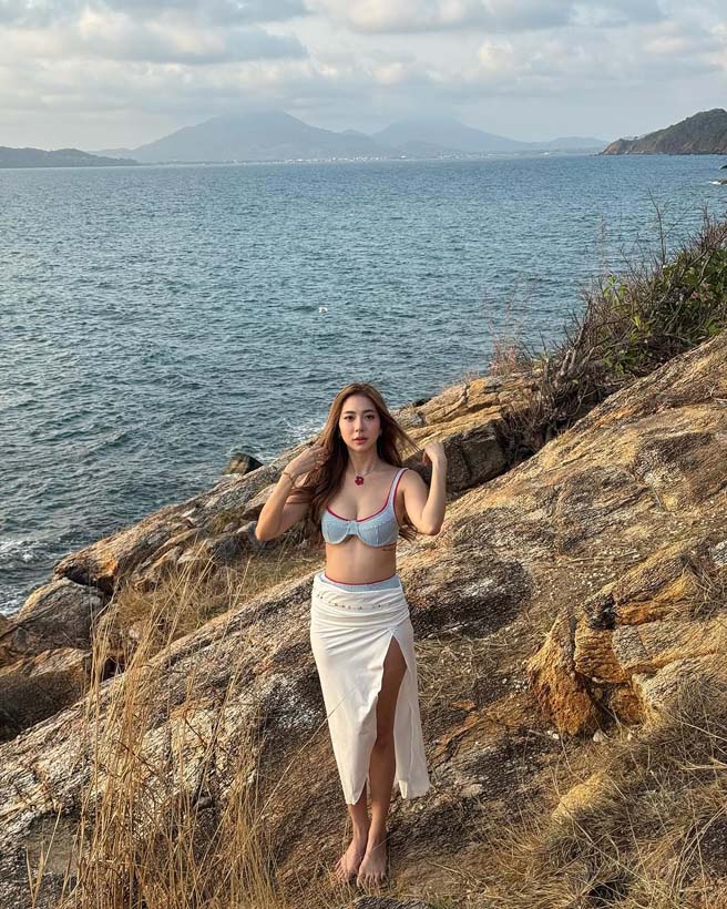 น้ำฝน ปริตา เสิร์ฟลุคเซ็กซี่ริมทะเล นุ่งทูพีซแชะภาพรัว ๆ ที่เกาะเสม็ด