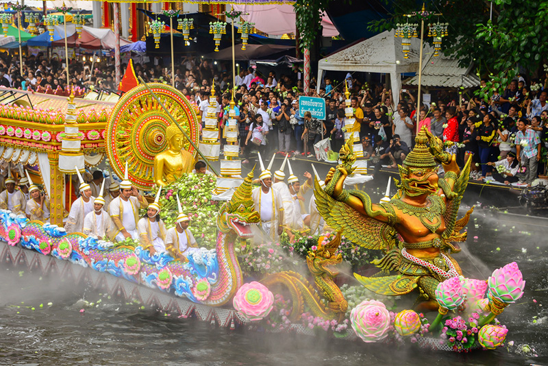 ประเพณีโยนบัว