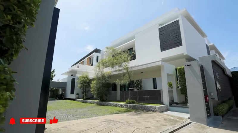 บ้าน จ๊อบ นิธิ หน้าบ้าน