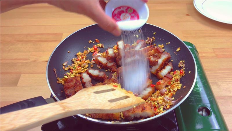 หมูทอดน้ำปลาคั่วพริกกระเทียม