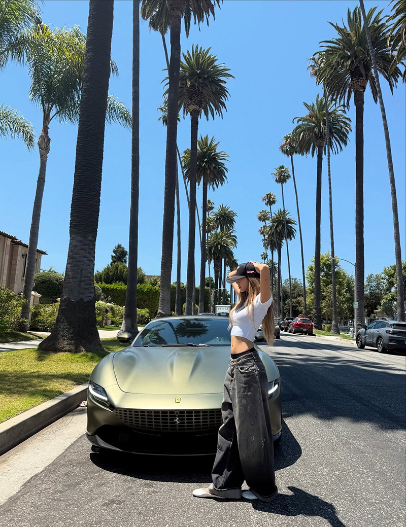 ลิซ่า BLACKPINK อวดโฉม Ferrari คันใหม่