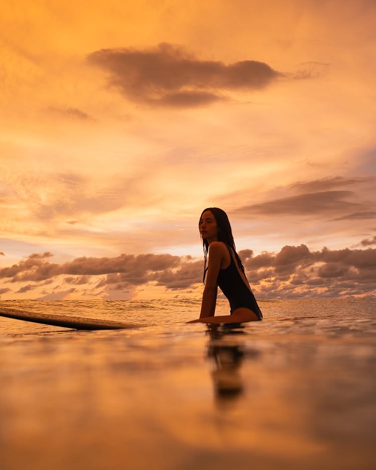 ณิชา ณัฏฐณิชา กับทริปพักใจ ใส่วันพีซชวนหวิวเล่นกระดานโต้คลื่น