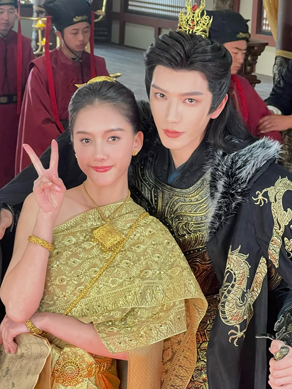 ลิซ่า อลิซา นางเอก สาวไทยข้ามภพป่วนใจแม่ทัพ