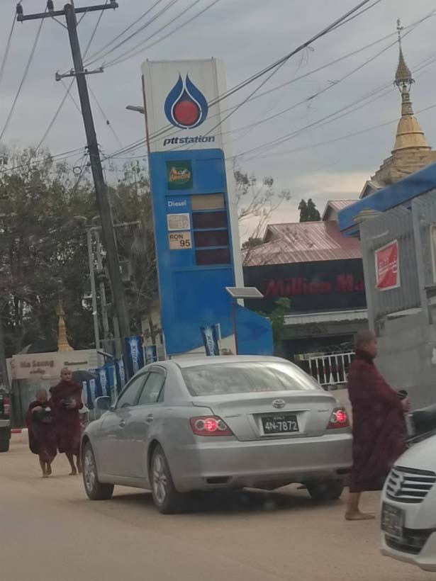 วิกฤตแม่สอด ! รถติดหนึบหลังชาวเมียนมาแห่ข้ามเติมน้ำมัน 