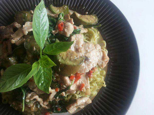 ผัดมะเขือยาวใบโหระพา