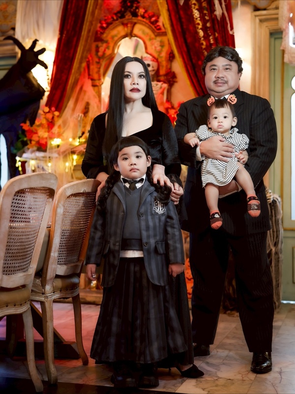 หนูแหม่ม สุริวิภา ควง บ๊อบบี้ และลูก ๆ แต่งผีฮาโลวีน Addams Family