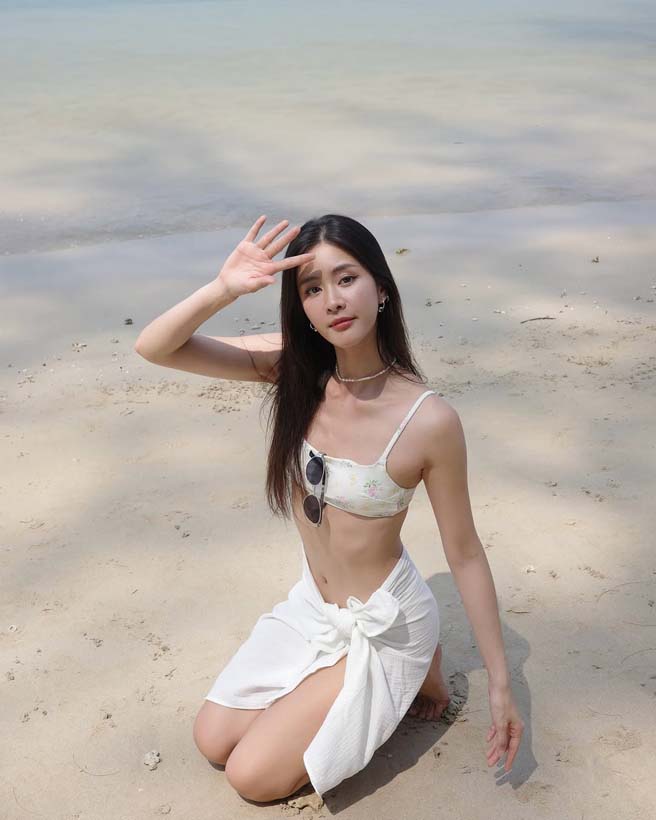 แพรว เฌอมาวีร์ เสิร์ฟทูพีซ แชะภาพริมทะเลที่ภูเก็ต