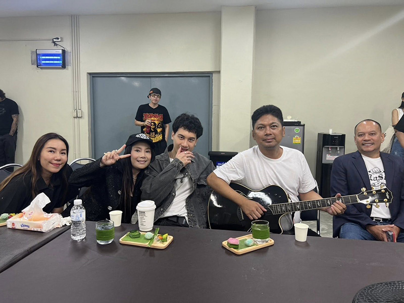 เปิดภาพล่าสุด เสก โลโซ โชว์คอนเสิร์ตนอกเรือนจำ