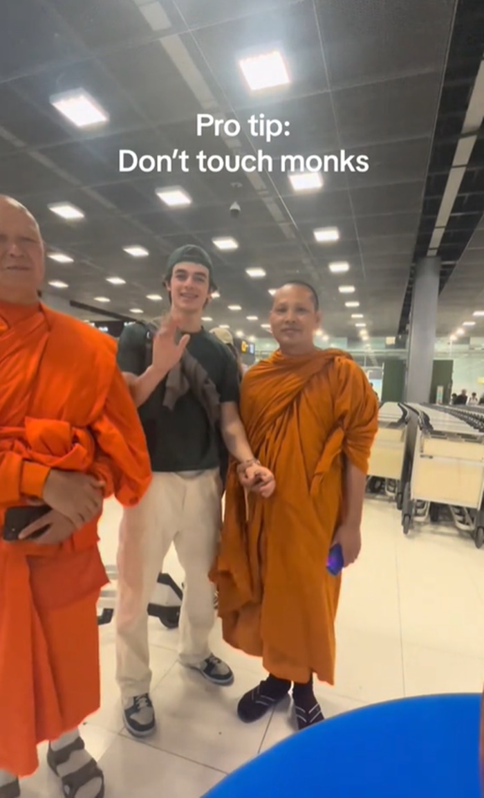 ถ่ายรูปกับพระ