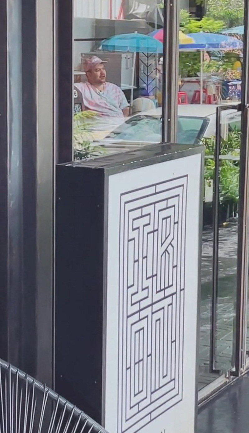 ฝรั่งมึน โดนไล่นั่งนอกร้านเพราะยูทูบเบอร์ไทย