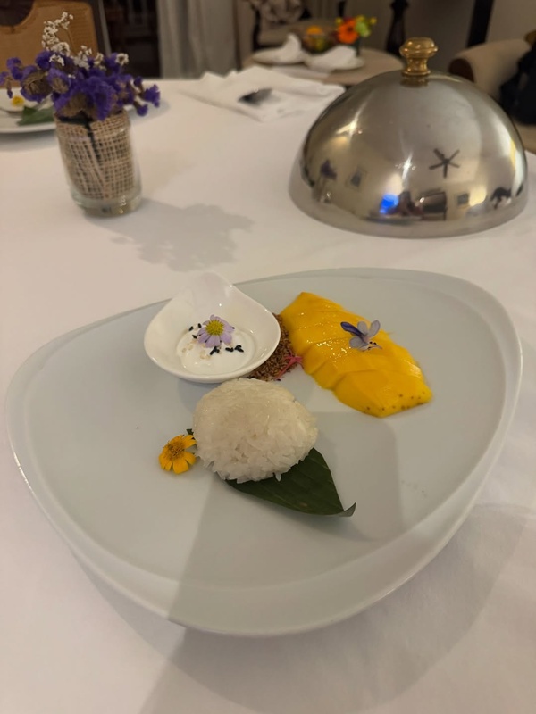 เอวา ปวรวรรณ โพสต์ภาพพักผ่อนที่โรงแรมหรูกระบี่ คนโฟกัสชุดชมพูสุดแซ่บ