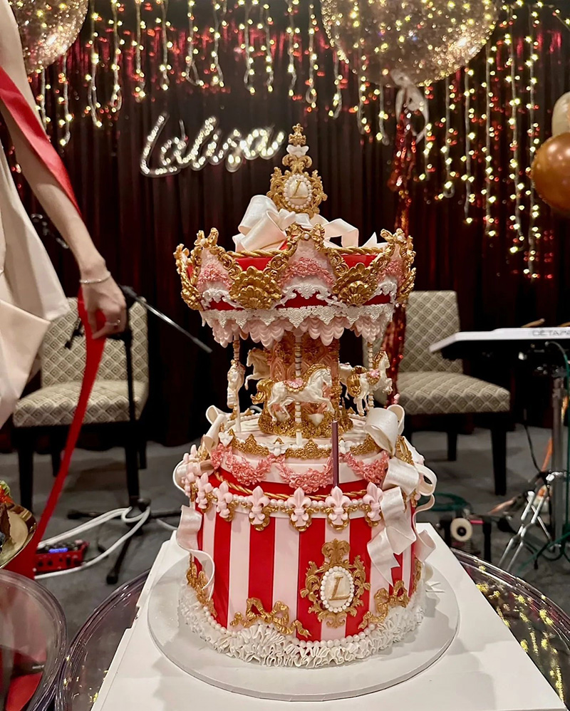 เปิดที่มาเค้กวันเกิด ลิซ่า BLACKPINK ม้าหมุนสุดอลัง