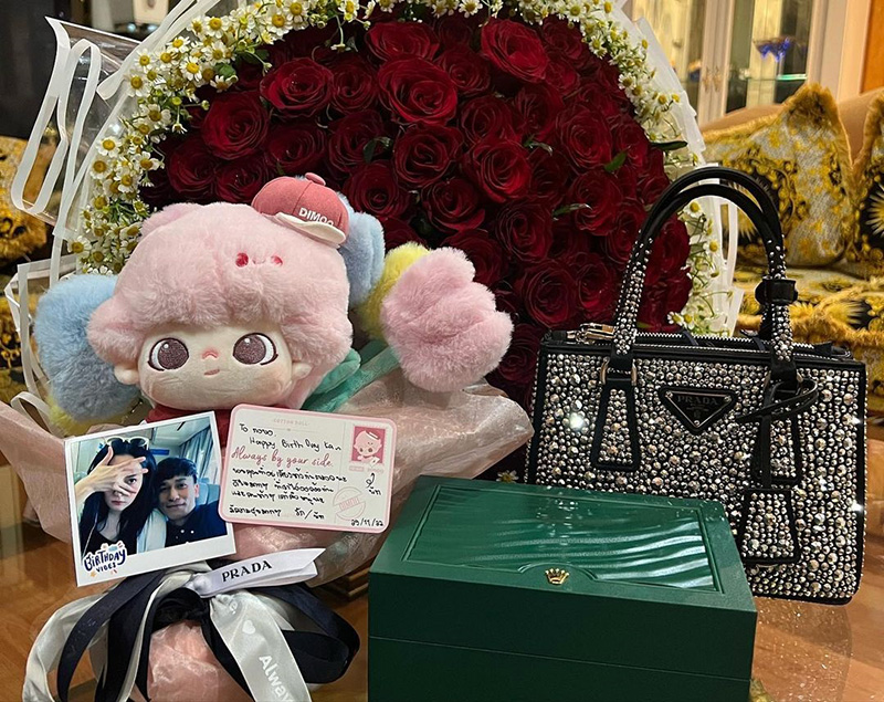 ของขวัญ แฟน แก้มบุ๋ม ปรียาดา 