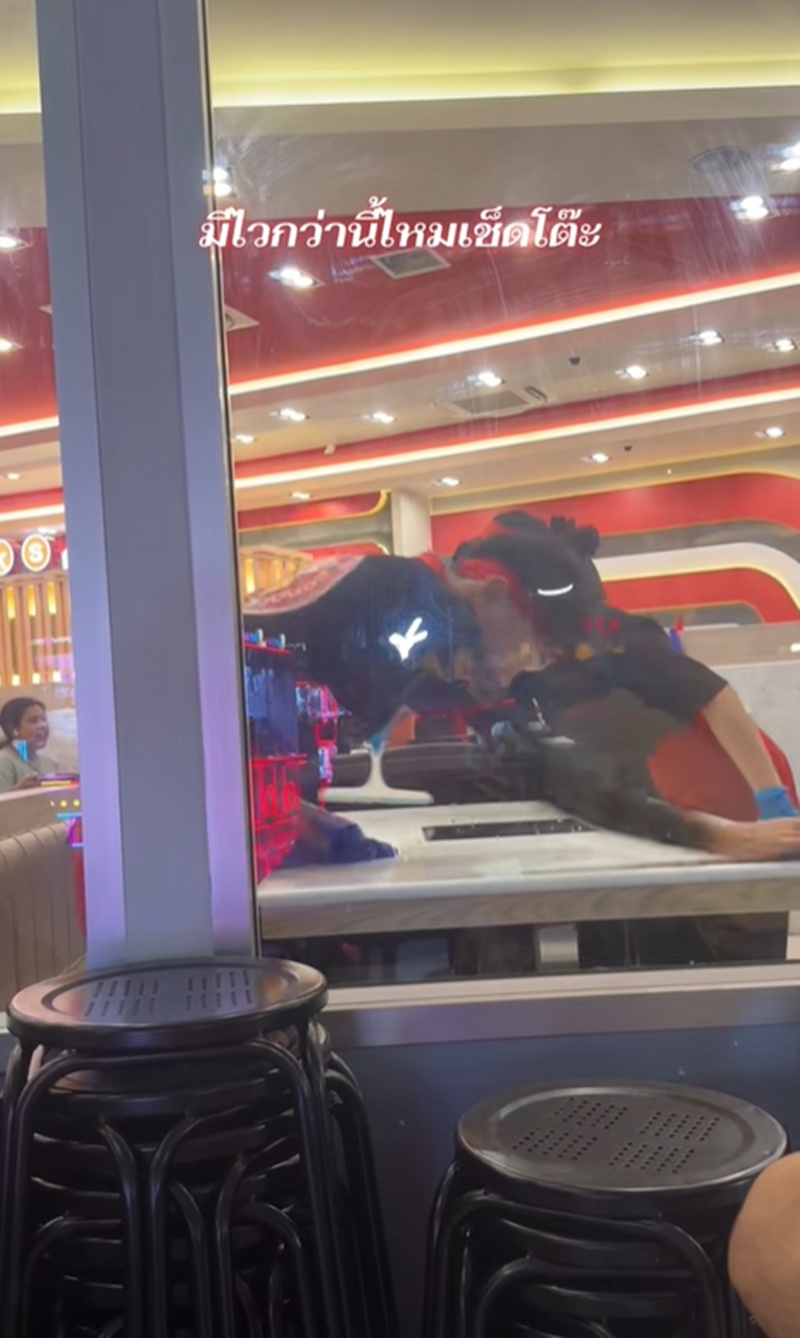 เช็ดโต๊ะ