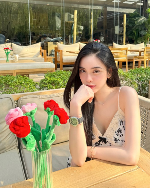 ขนม ศศิกานต์ อดีตภรรยา ครูเต้ย อภิวัฒน์ สาวสวยดีกรีดาวมหาวิทยาลัย ที่เพิ่งเปิดตัวรักใหม่