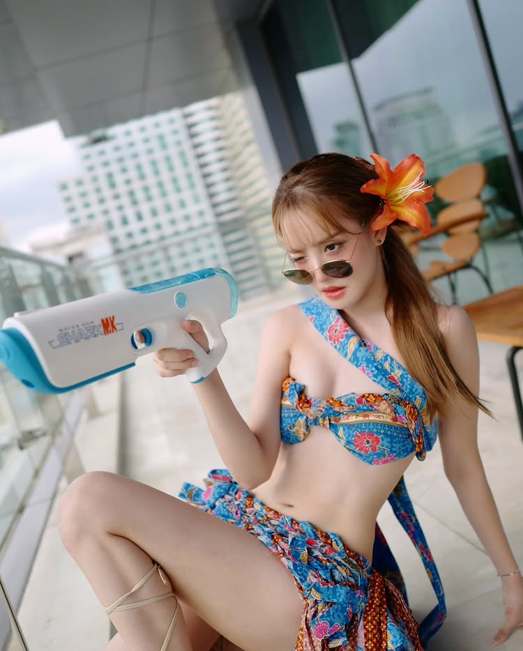 แกรนด์ กรณ์ภัสสร เสิร์ฟลุคเซ็กซี่กับแฟชั่นผ้าไทยที่ทำจากผ้าถุง