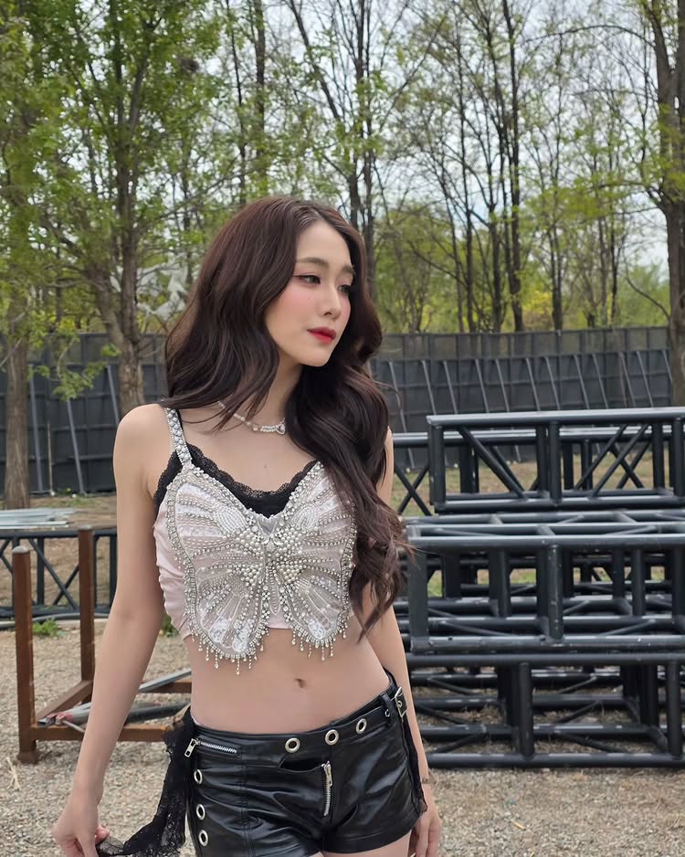 มายด์ 4EVE สวยสะบัด ! กับชุดผีเสื้อสุดเซ็กซี่ ที่ไม่ต้องพึ่ง AI