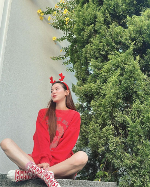 12 ไอเดียแต่งตัววันคริสต์มาส 2567 ส่องลุคสุดน่ารัก เข้ากับเทศกาล แถมไม่ดูโอเว่อร์