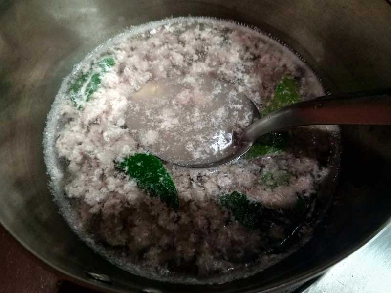 ทำน้ำซุปสำหรับเกี๊ยวน้ำต้ำยำ
