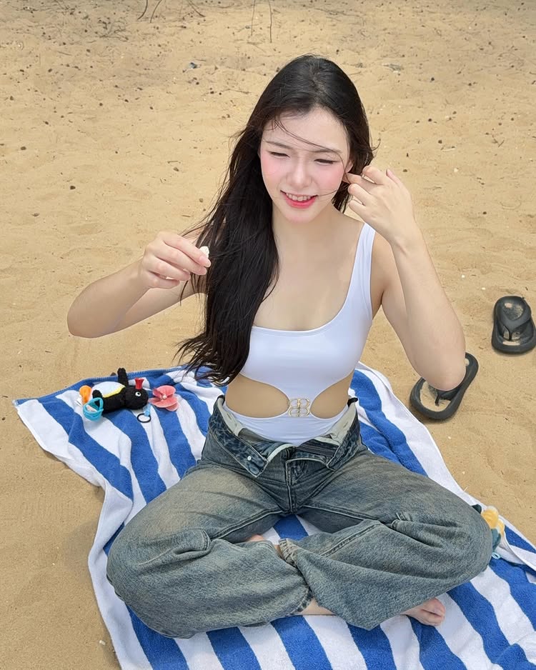 เกรซ วิรัลพัชร หรือ เกรซ BNK48 แจกรอยยิ้มสดใสปนความเซ็กซี่